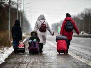 Ukraynalılar Romanya Sınırını Yürüyerek Geçmeye Çalışıyor
