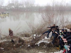 Karasu Nehri’nde Kaybolan Yağmur’u Arama Çalışmaları Devam Ediyor