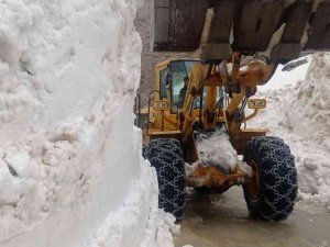 Batman’da Köy Yoluna Çığ Düştü, 14 Saatlik Çalışmayla Yola Ulaşıma Açıldı