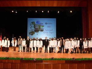 Eczacılık Fakültesi Öğrencileri Rektör Erdal’ın Katıldığı Törenle Önlüklerini Giydi