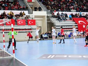 A Milli Kadın Hentbol Takımı, İ̇zlanda’yı 30-29 Yendi