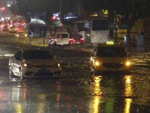 Antalya’da Yollar Nehre Döndü, Rögarlardan Sular Taştı, Araçlar Yollarda Kaldı