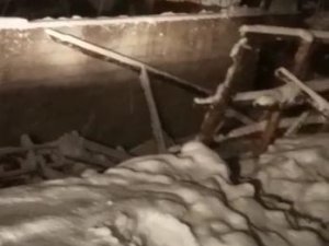 Burdur’da Karın Ağırlığına Dayanamayan Ahırın Çatısı Çöktü