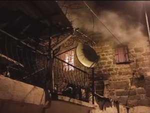 İ̇zmir’de Tarihi Müstakil Taş Ev Alevlere Teslim Oldu
