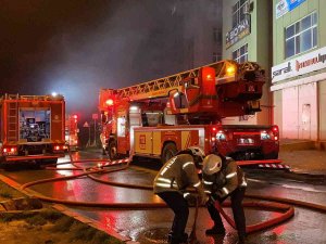 Beylikdüzü’nde Bir Çelik Kapı İmalathanesinde Yangın Çıktı