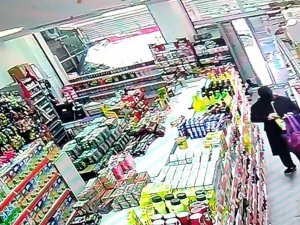 Sultangazi’de Yaşlı Kadının Marketten Hırsızlık Yaptığı Anlar Kamerada