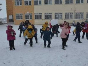 Günyüzü İlçesinde Yoğun Kar Yağışı Nedeniyle Okullar 1 Gün Tatil Edildi