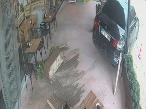 Bursa’da Kontrolden Çıkan Otomobil Kafeye Daldı
