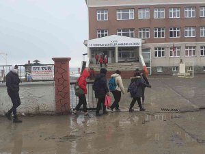 Kars’ta Öğrencilerin Yağmurla Birlikte Çamur Sınavı