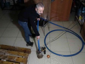 Bingöl’de Sağanak Yağış Sonrası İş Yerlerini Su Bastı