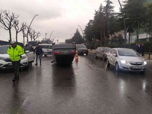 Kayganlaşan Yolda Ters Kayan Araç Otomobile Çarpıp Ters Döndü