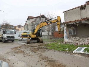 Can Ve Mal Güvenliğini Tehlikeye Atan Metruk Bina Yıkıldı