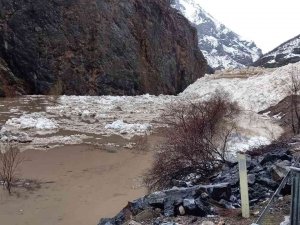Tunceli-erzincan Karayolunda Çığ Düştü
