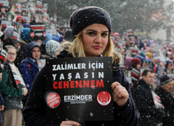 Erzurum’da Kar Yağışı Altında Üç Dilde Özgecan Protestosu