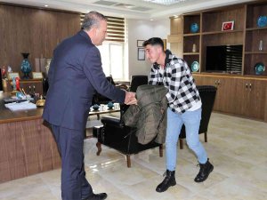 Rektör Elmastaş, “İlk Günüm Yalnız Geçti" Diyen Öğrenciyi Misafir Etti