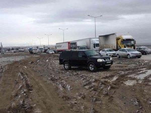 Kulu’da Kar Yağışı Ve Buzlanma Ulaşımı Aksatıyor