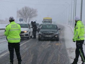 Aksaray - Konya Yolu Kar Yağışı Tipi Ve Buzlanma Nedeniyle Trafiğe Kapatıldı