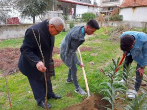 Kardeş Okula Fidan Diktiler