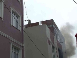 Komşusunun Dairesi Yandı, Yan Binadan Kova İle Su Atarak Söndürmeye Çalıştı