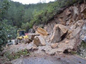 Ekipler 79 Su Baskını, 14 Araçtan Tahliye, 1 Çatı Uçması, 5 Ağaç Devrilmesi Olayına Müdahale Etti