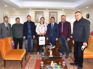 Başkan Çelik, Şampiyon Sporcuyu Ödüllendirdi