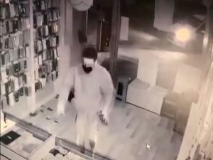 Hırsızlık İçin Girdiği İşyerinin Kapısını Taşla Kırdı