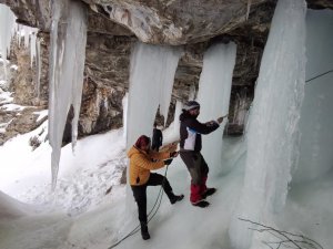 Sütun Şelalesi’ndeki Buz Sarkıtları Mest Ediyor