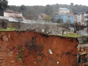 Kartal’da Şiddetli Yağış İnşaatta Toprak Kaymasına Neden Oldu