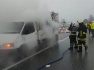 Kağıt Yüklü Kamyonet Alevlere Teslim Oldu