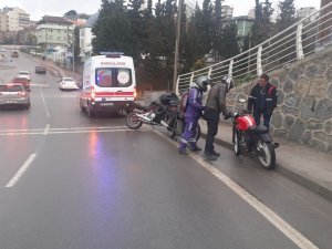 Islak Zeminde Kayan Motosikletin Sürücüsü Yaralandı