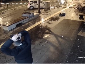 Kaldırımda Yürüyen Vatandaş Saniyelerle Ölümden Döndü