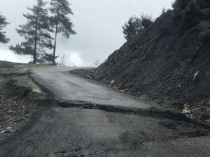 Adana’da Yağışlardan Sonra Yollar Çöktü