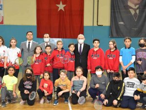 Vali Karadeniz Milli Sporcularla Badminton Oynadı