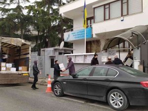Ukrayna İ̇stanbul Konsolosluğunda Yardımlar Devam Ediyor