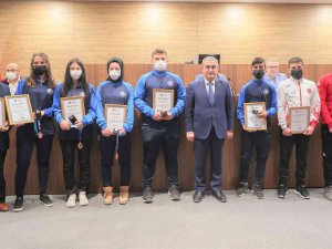 Belediyeden Başarılı Sporculara Ödül