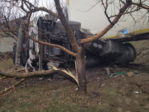 Yoldan Çıkan Tır Meyve Bahçesine Girdi
