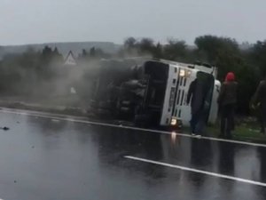 Kazada Kabinde Mahsur Kalanları Vatandaşlar Çekiçle Camı Kırarak Kurtardı