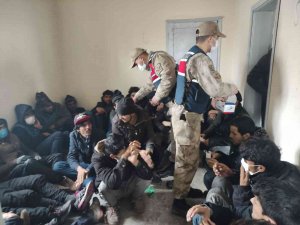 Tır Dorsesinde 88 Göçmen Yakalandı