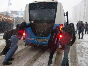 Yüksekova’da Kar Yağışı