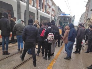 Tramvayın Çarptığı İşitme Engelli Kadın Ağır Yaralandı