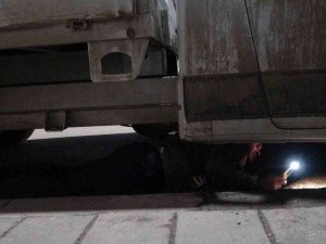 Kaçan Kediyi Kurtarmak İçin Sahibi Aracın Altına Girdi