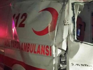 Hasta Taşıyan Ambulans Buzlanma Nedeniyle Kaza Yaptı: 1 Yaralı