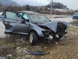 Alkollü Sürücüsü Direğe Çarptı: 2 Yaralı