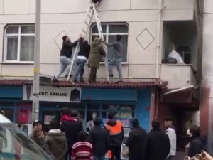 Esenyurt’ta Mahallelinin Merdivenli Yangın Kurtarma Operasyonu