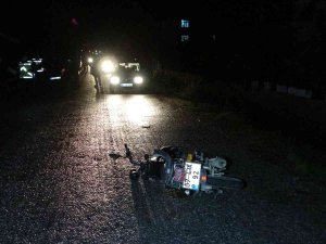 Motosiklet Sürücüsü Kask Sayesinde Hayata Tutundu