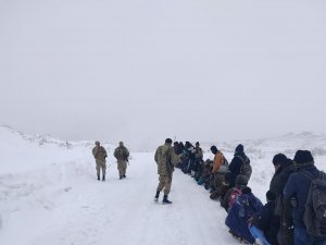‘Dur’ İhtarına Uymayan Minibüslerde 125 Göçmen Yakalandı