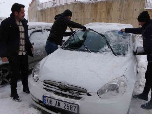 Yüksekova’da Araçlar Buz Tuttu