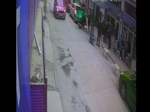 Evinin Balkonundan Sokaktaki Aydınlatma Direğine Atlayıp Kaçmaya Çalıştı