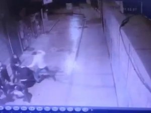 Üç Kişinin Bıçaklandığı Dehşet Anı Güvenlik Kamerasında