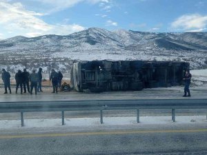 Elazığ’da Tır Devrildi: 2 Yaralı